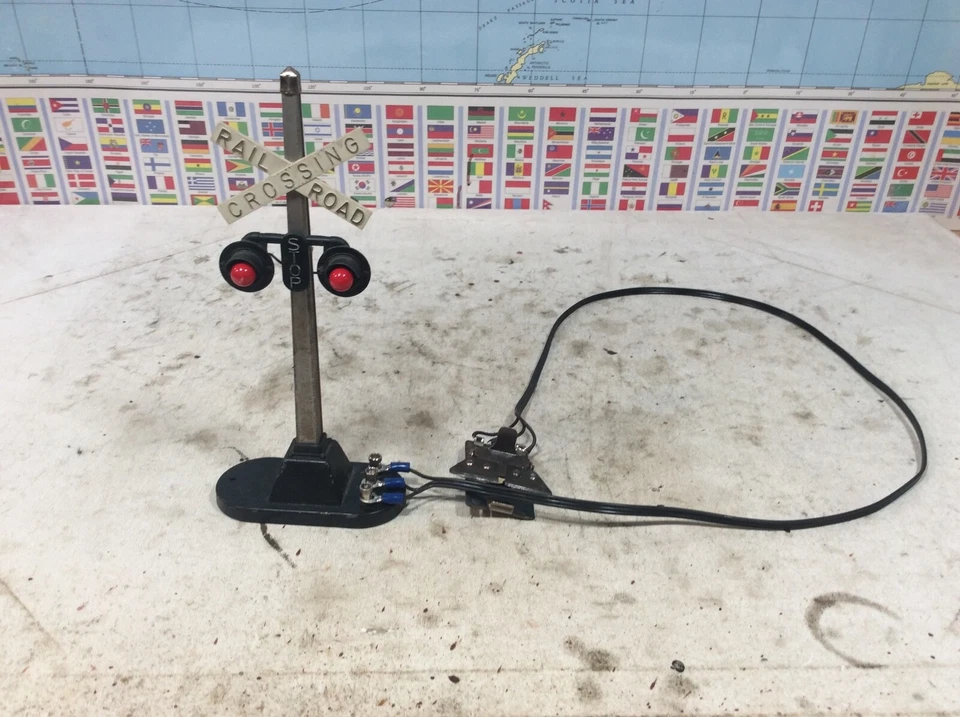 Lionel 154 Railroad Crossing Highway  Stop Signal  O Gauge - Image 1 of 4