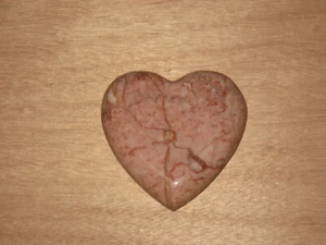 Rosa Marmor Herz, poliert, 3 3/8" mal 3 3/8" mal 15/16", 12 Unzen, kostenloser Versand - Bild 1 von 5