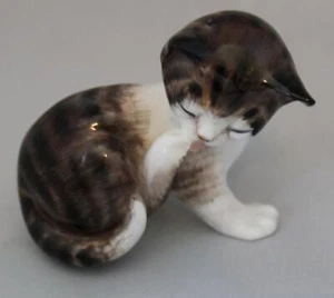 FIGURA REAL DOULTON PERSONAJE GATITO LAMIENDO PATA TRASERA HN2580 1941-1985 - Imagen 1 de 5