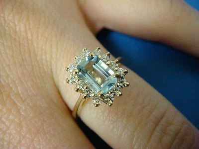 КЛАССИЧЕСКОЕ ЖЕНСКОЕ КОЛЬЦО С БРИЛЛИАНТАМИ АКВАМАРИН И ОРЕОЛ, 14 КАРАТ ЖЕЛТОЕ ЗОЛОТО - Изображение 1 из 4