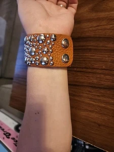  Breites Armband aus Leder mit Metalldekor - Bild 1 von 8