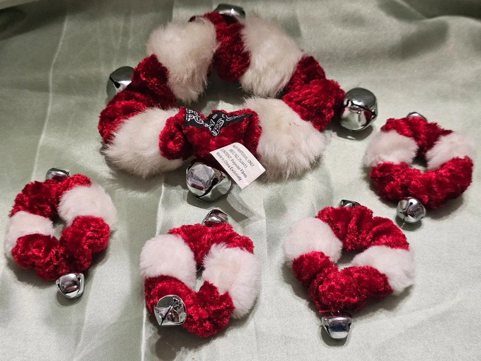 COLAR DE NATAL FILHOTES DE PELÚCIA E QUATRO PULSEIRAS DE PATAS E SINOS DE JINGLE - PEQUENO - Imagem 1 de 4