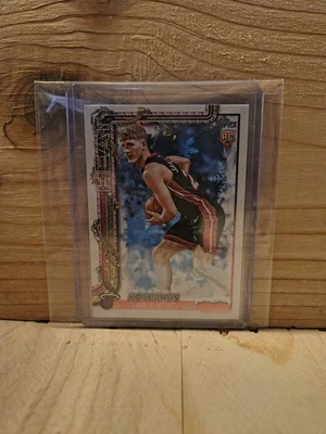 Kasparas Jakucionis Snow Image Var. Topps NBA Holiday 2025-26 RC Foto 1 de 2