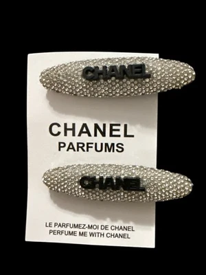 RARO Conjunto De 2 Nuevas En Bolsa Chanel Perfumes VIP Pinzas Para El Cabello Estrás Metal Hermosas Foto 1 de 4