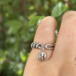 925 Sterling Silber Modernist verstellbarer Ring mit baumelndem H Charm 4,3 g - Bild 1 von 7