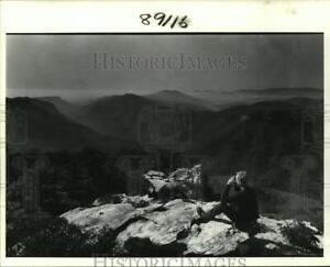 1986 Press Photo Byron Almquist at the Linville Gorge, Great Smoky Mountains.
