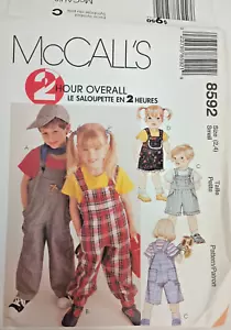 McCall's 8592 Kinder Unisex Latzhose Schnittmuster Gr. 2-4 Neu Umschlagschaden - Bild 1 von 6