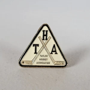 Taylor Hockey Association Mütze Anstecknadel Abzeichen Emblem Michigan Vintage #276 - Bild 1 von 4