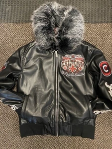 Neu Jordan Craig Chitown Strass Stickerei Jacke schwarz-rot Größe Large - Bild 1 von 6