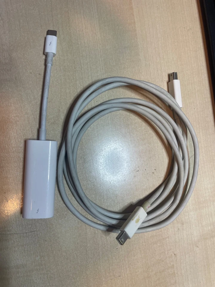 Apple Thunderbolt 3 (USB-C) to Thunderbolt 2 Adapter w  Thunderbolt 2 cable F/F - Image 1 of 1