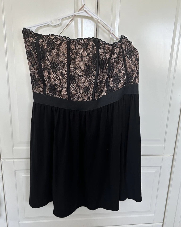 * NUEVO CON ETIQUETAS $60 ELLE Vestido Negro Corbata Belle Du Jour Encaje Sin Tirantes y Plisado Talla 16 Foto 1 de 4