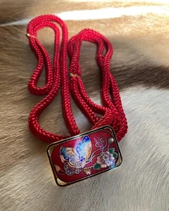 Cintura Vintage Cinese Cloisonné Corda, Rosso, Oro, Farfalla, Fiore, 31-33 pollici - Foto 1 di 5