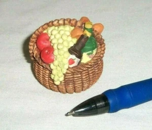 Kleiner Miniatur Puppenhaus Garten Obst Essen Picknick Korb Wein Brot Trauben Apfel - Bild 1 von 4