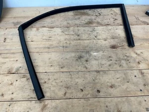 04-10 BMW E60 530i 525i 550 FRONT LEFT DOOR Guide / Window SEAL 7033799 OEM - Picture 1 of 14