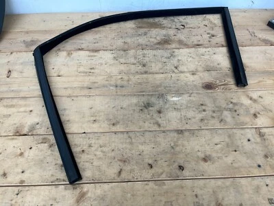 04-10 BMW E60 530i 525i 550 FRONT LEFT DOOR Guide / Window SEAL 7033799 OEM - Image 1 of 4