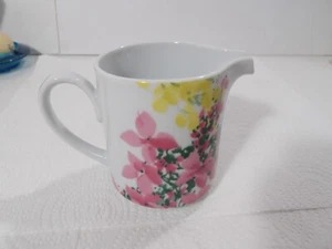 Savoir Vivre Milchkännchen ~ Meadow Splendor rosa lila gelb Blumen ~ 6 Unzen - Bild 1 von 8