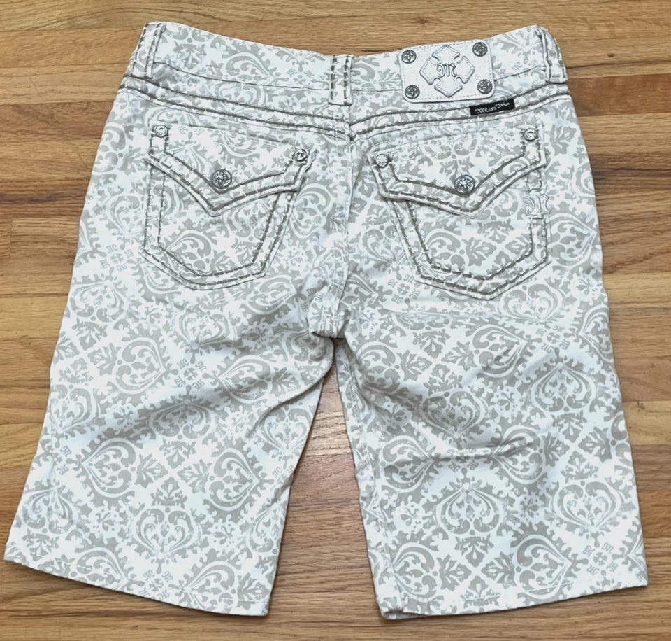 Bermudas cortas de algodón Miss Me 28 blancas cachemira elásticas informales para mujer Foto 1 de 4