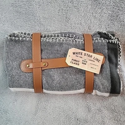 旅行毯 71 英寸 x 47 英寸人造羊绒。 灰色和白色。 白星线标签 — 第 1/4 张图片