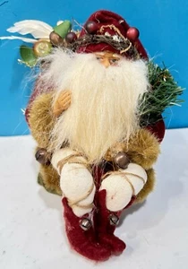 Papá Noel sentado tradicional vintage con bata de terciopelo con paquete de regalo - Imagen 1 de 8