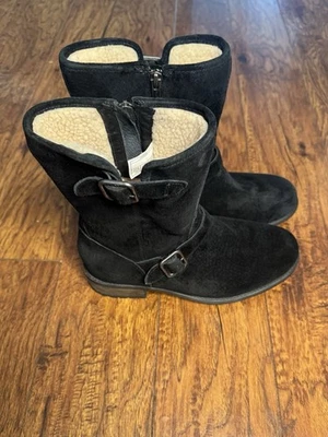 Botas de Moto UGG Femininas Chaney Camurça Preta Zíper Lateral Fivelas Forradas Tamanho 9 - Imagem 1 de 4