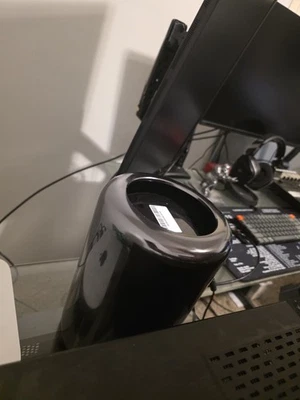 Mac Pro 2013 2.7GHz 12-Core Dual D700 500gb Storage 64gb Ram - Image 1 of 4