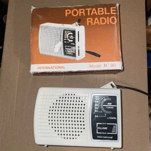 Radio Transistor Portátil Vintage International IC 90 Bolsillos AM Nuevo Retro - Imagen 1 de 6