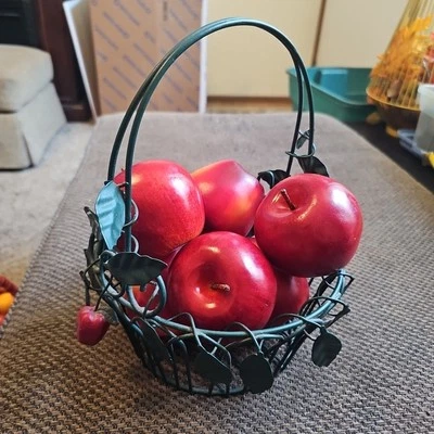 Cesta de manzana de alambre verde de colección con hojas de metal con manzanas artificiales rojas 10x9,5" Foto 1 de 4