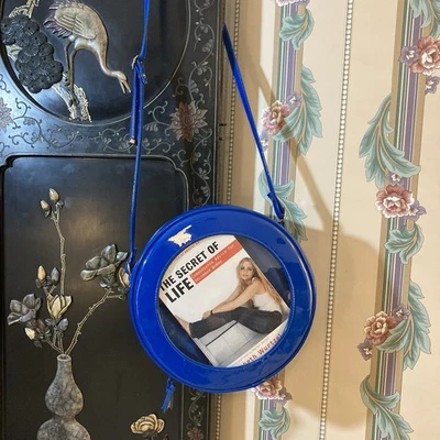 Bolso redondo vintage años 90 charol azul  Foto 1 de 4