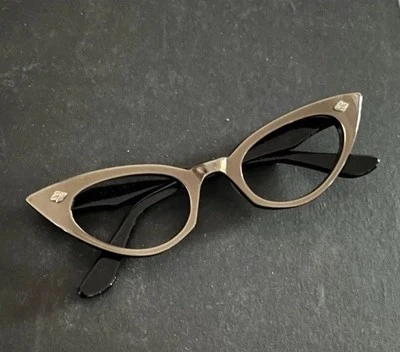 Nuevo de Lote Antiguo Años 60 Alado Bronceado/Castaño Rojizo/Taupe Ojo de Gato/Marco de Gafas de Sol Más Pequeño Foto 1 de 4