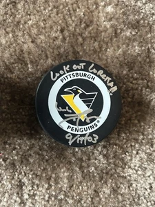 Mike Lange, Pittsburgh Penguins, Spätansager, signierter Puck, Look Out Loretta - Bild 1 von 4