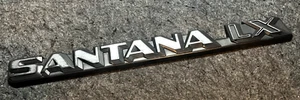 INSIGNIA TAPA MALETERO COCHE VW SANTANA LX VINTAGE BUEN ESTADO USADO POR EDAD - Imagen 1 de 2