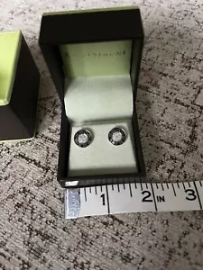 Ross Simons 14K Weißgold Schwarz & Weiß Diamant Kreis Pfosten Ohrringe Neu im Karton - Bild 1 von 10