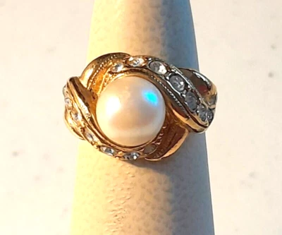 Vintage Avon Simulated Pearl & Crystal Cocktail Ring Gold Tone Sz 4.75 - Image 1 of 4