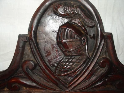 Antigua silla gótica con frontón de madera tallada parte cara de caballero medieval Foto 1 de 4