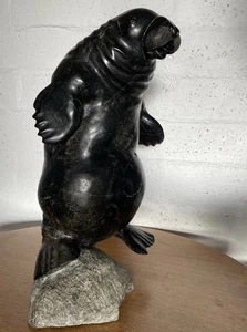 Original DAVIE ATCHEALAK Walross Steinschnitzerei Inuit Kunst 16,5" hoch - Bild 1 von 9