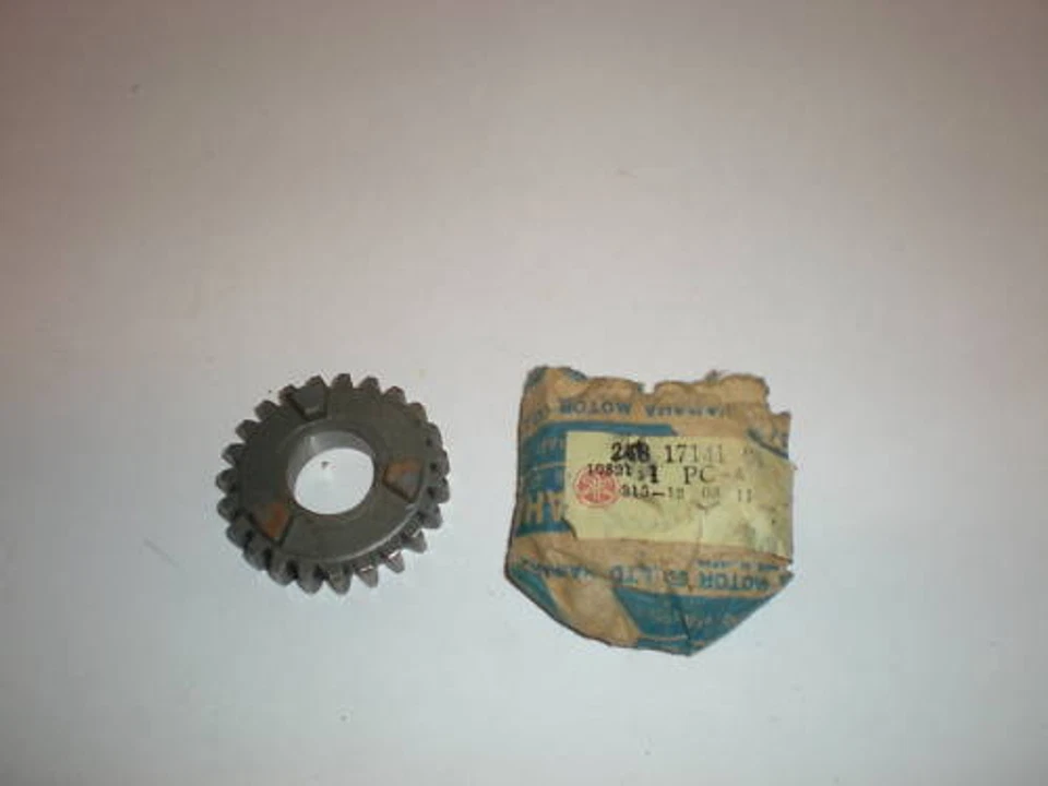 NUEVO Genuino Yamaha AT1 CT1 CT2 LT2 HT1 CUARTO PIÑÓN ENGRANAJE Foto 1 de 1