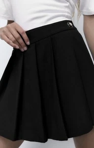 HIGH WAIST SKORT WITH FRONT BUTTON. SIDE HIDDEN IN-SEAM ZIP CLOSURE. - Picture 1 of 6