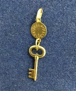 Colgante de oro amarillo de 14 quilates Della Felicita llave Suerte Trendy Love - Imagen 1 de 3