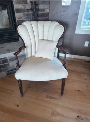 Antique White Upholstery Chair in Great Condition with Pillow - Image 1 of 4