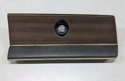 Porta caixa de luvas com dobradiça de 1972 DODGE DART (botão de trava está quebrado) - Imagem 1 de 4