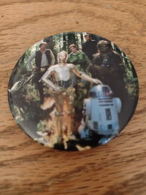 Star Wars: El Retorno del Jedi Cast 2.25" Foto Años 70 Pin-Back Botón Nuevo Sin Usar Foto 1 de 4