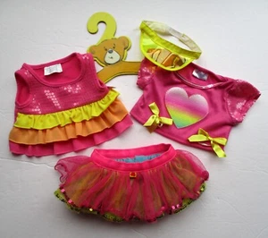 BABW Set #24 Build A Bear mehrfarbig Rock Schirmmütze Rüschen Herz Top Outfit Aufhänger - Bild 1 von 2