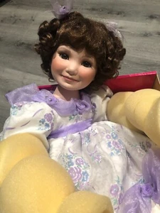 Marie Osmond Puppe braune Locken braune Augen sitzend schönes Lächeln lila Kleid - Bild 1 von 6