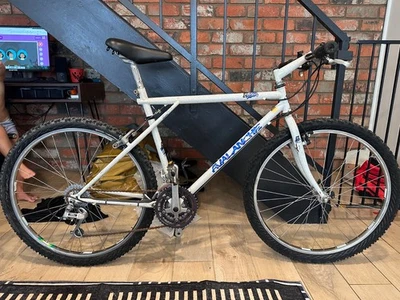 Bicicleta de montaña GT AVALANCHE 1989 de colección en "Snow Storm"18" Foto 1 de 4