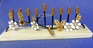 Tahari Chanukka Menora Metall & Harz goldfarben mit weißen Blumen 13" lang - Bild 1 von 11