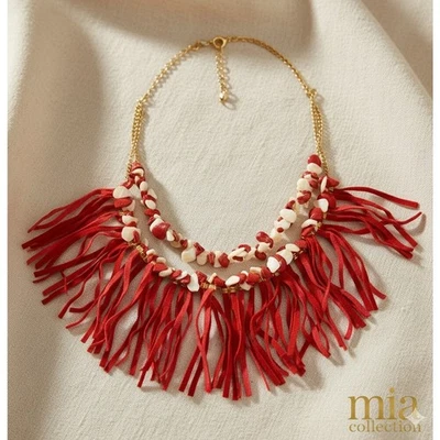 Collar Mia Rojo Gamuza Flecos y Concha Distintivo Babero Ajustable Tono Dorado Detalle Foto 1 de 4