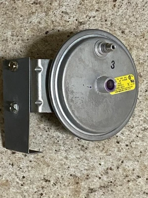 TRIDELTA FS6756-1542 Air Pressure Switch 024-25808-004A / .70 WC - Image 1 of 3