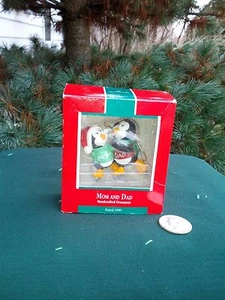 HALLMARK CHRISTMAS TREE ORNAMENT 1989 MOM AND DAD PENGUIN WITH ORIGINAL BOX MINT - Picture 1 of 7