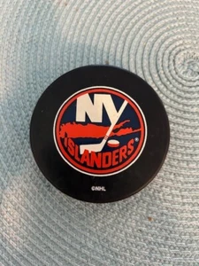 1990's NEW YORK ISLANDERS VINTAGE NHL INGLASCO OFFICIAL NHL Puck - Picture 1 of 2