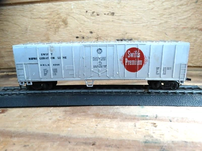 Bachmann H0 Scale 40' Swift Refrigerator Line 4244 Plug Door Railroad Reefer - Image 1 of 4
